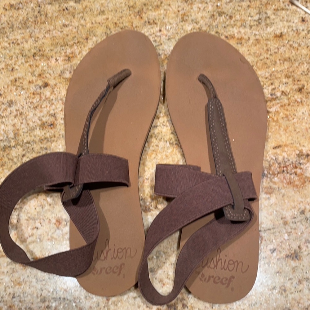 Women’s Cushion Sling Reef Sandals size 6